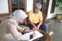 

Keterangan foto: Jenderal TNI (Purn) Yunus Yosfiah saat menandatangani surat