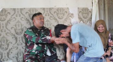 Dansatgas TMMD Abdya Takziah ke Rumah Warga Gunung Cut, Serahkan Santunan