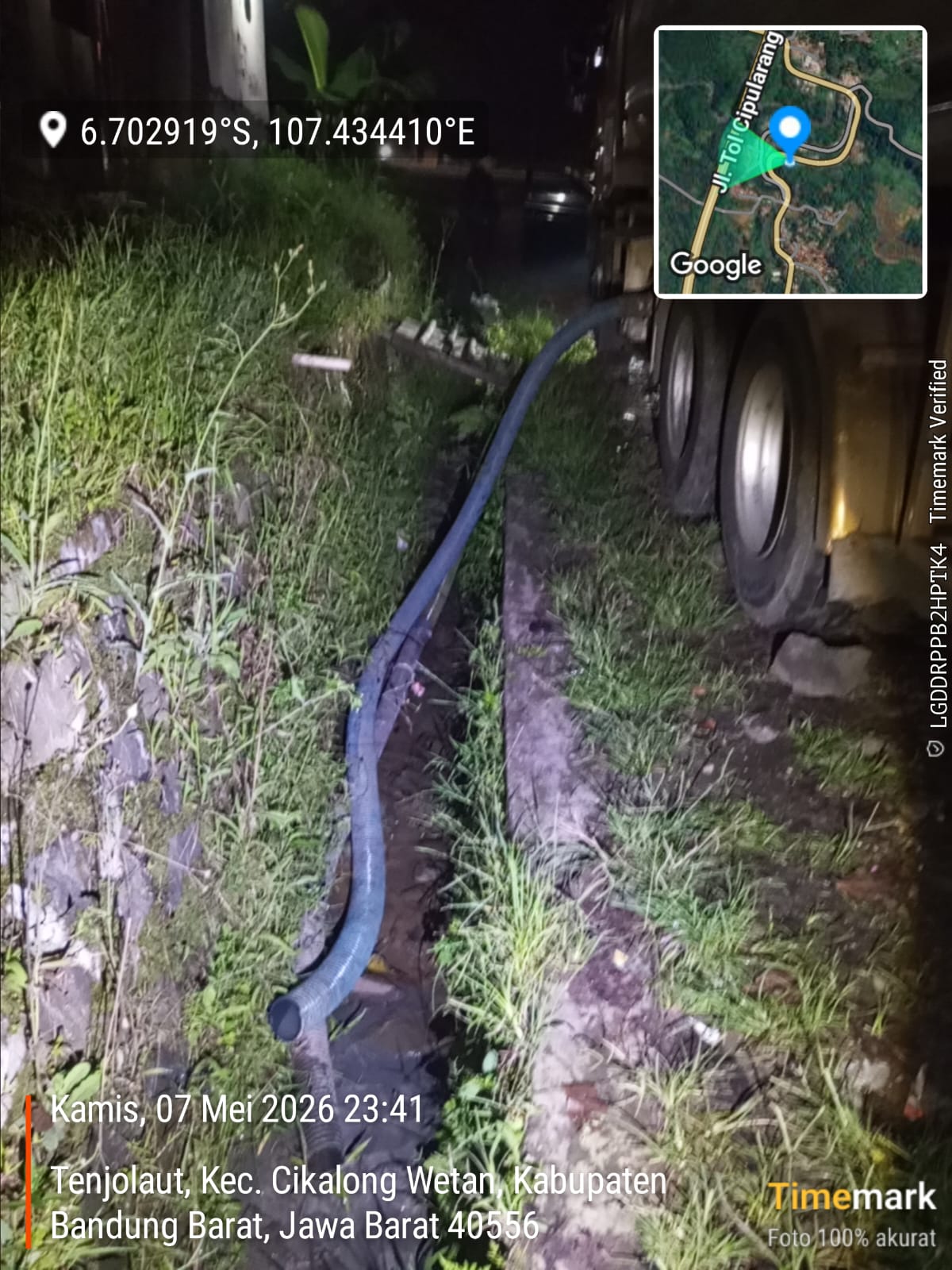 Limbah Cair Dibuang di Selokan Jalan Nasional Purwakarta, Tangki Pengangkut Bertuliskan PT Adhikari Energi Solusi