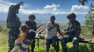 Sentuhan Kasih untuk Papua Satgas Yonif 521/DY Binter Tebar Kepedulian Berikan Pelayanan Kesehatan Gratis bagi Warga Distrik Napua