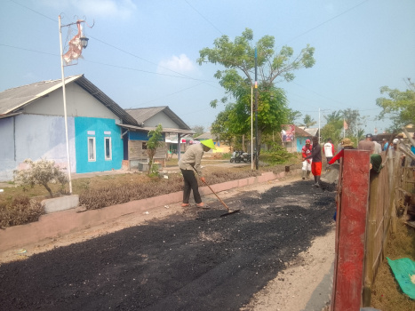 Dipimpin Kades Sumardi, Warga Karangmukti Kompak Gotong Royong Aspal Jalan Secara Swadaya
