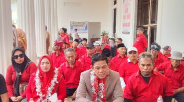 Lautan Merah Mengiringi Langkah Petahana, Ribuan Warga Antar Sumardi Daftar Pilkades Karangmukti