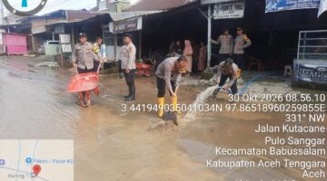 Tak Sekadar Instruksi, Kapolres Aceh Tenggara Turun Langsung Berjibaku Bersihkan Jalan Nasional dan Rumah Warga Pascabanjir